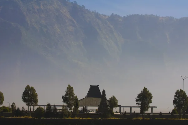 Temple in bromo mountain with mountain background early in the m — Stock Photo, Image