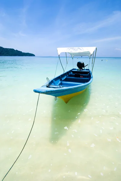 Plage avec bateau — Photo