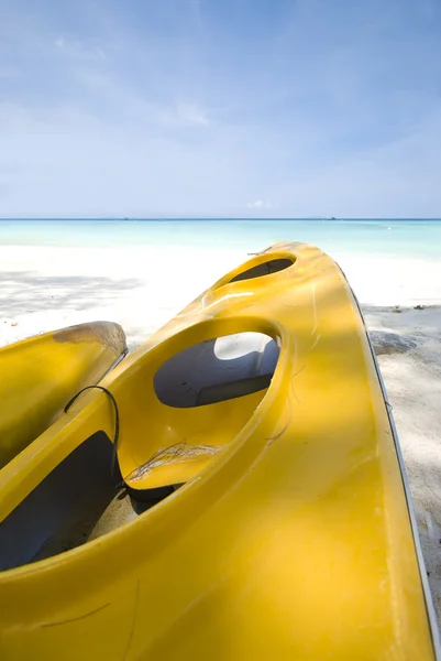 Kánoe na krásné modré beach — Stock fotografie