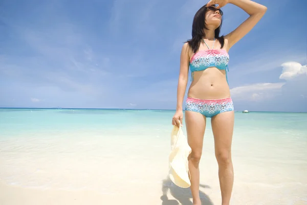 Ragazza asiatica con bikini e cappello su una bella spiaggia — Foto Stock