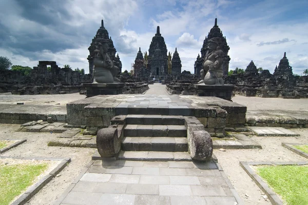Hinduiska templet prambanan. Indonesien, java, yogyakarta med dramati — Stockfoto