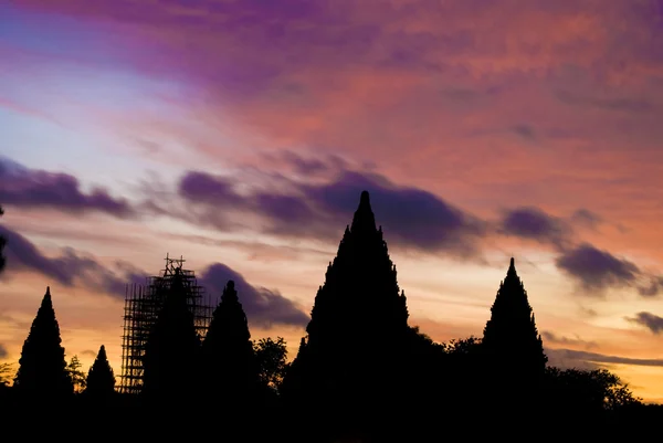 Hinduiska templet prambanan. Indonesien, java, yogyakarta med dramat — Stockfoto