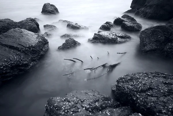 Larga exposición de la playa y rocas — Foto de Stock