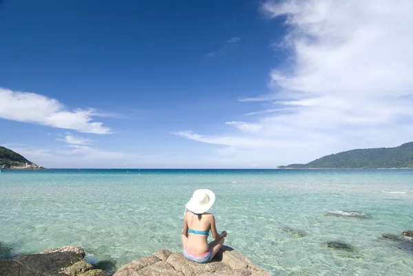 Chica asiática con bikini en la playa — Foto de Stock