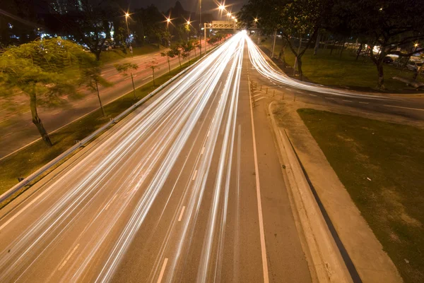 Tráfego noturno urbano — Fotografia de Stock