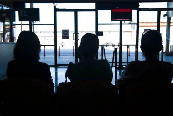 Силуэт пассажиров аэропорта — стоковое фото