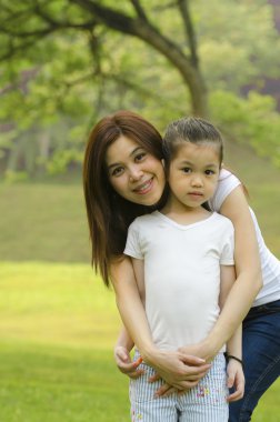 Asyalı anne ve kızı