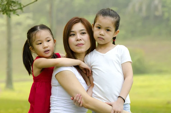 Asian mother and two daughters — Stock Photo, Image