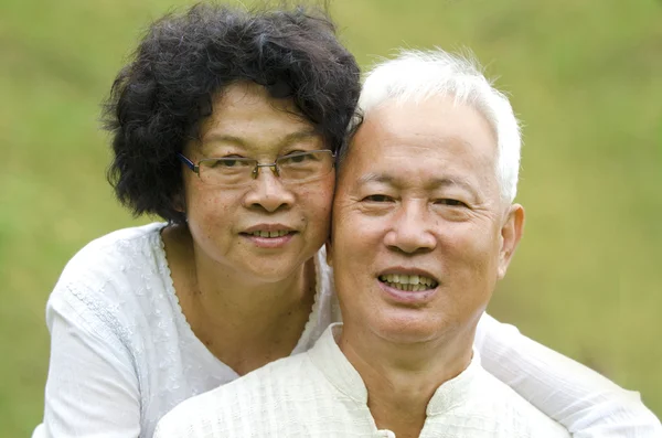 Asiatiska senior par på utomhus park — Stockfoto