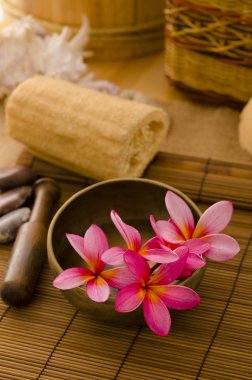 tropikal spa frangipani çiçek düzenleme ile