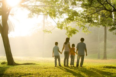 parkta yürüyen bir aile