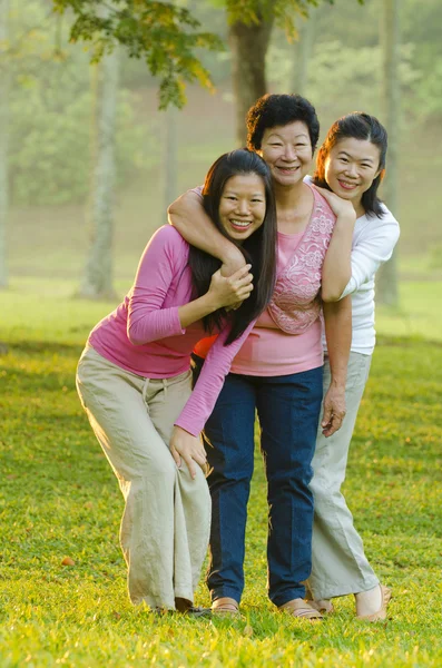 Asiática madre e hijas —  Fotos de Stock