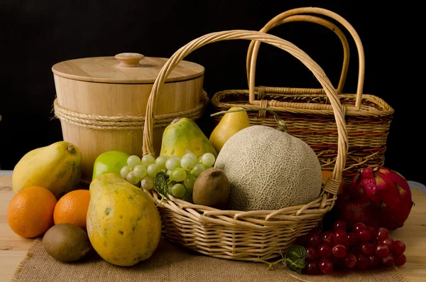 Frutos em fundo escuro — Fotografia de Stock