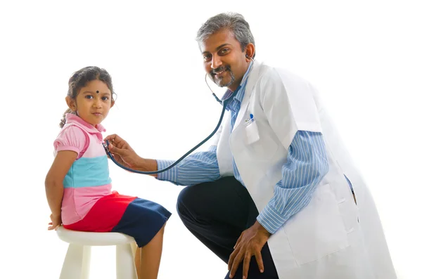 Asiático indiano médico com uma jovem menina — Fotografia de Stock