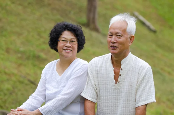 Asiatiska senior par på utomhus park — Stockfoto