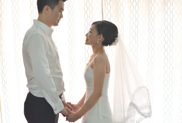 Aziatische bruid tijdens hun werkelijke dag huwelijk, focus op bruid — Stockfoto