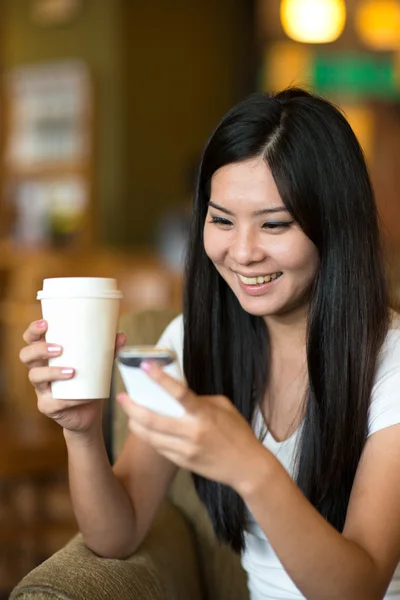 Asiático mulher estilo de vida com café — Fotografia de Stock