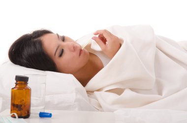 Asyalı kızla hasta: yüksek ateş, üzerinde beyaz izole