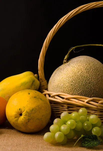 Frutos de grupo em fundo escuro — Fotografia de Stock