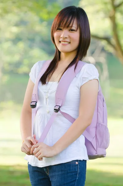 Asiatiska kvinnliga college flicka — Stockfoto