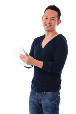 Genel tablet mutlu Asyalı erkek
