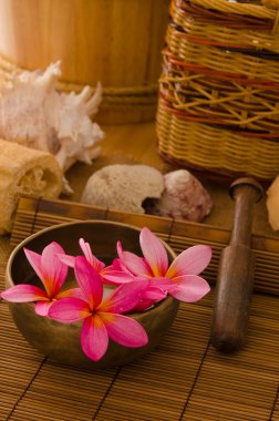 tropikal spa frangipani çiçek ile kurulum