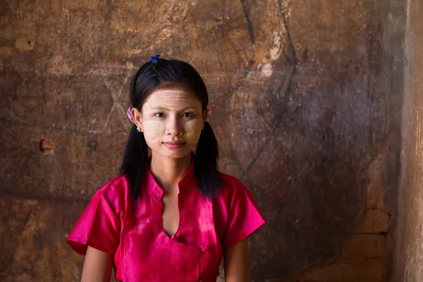 Случайная мьянмарская девушка — стоковое фото