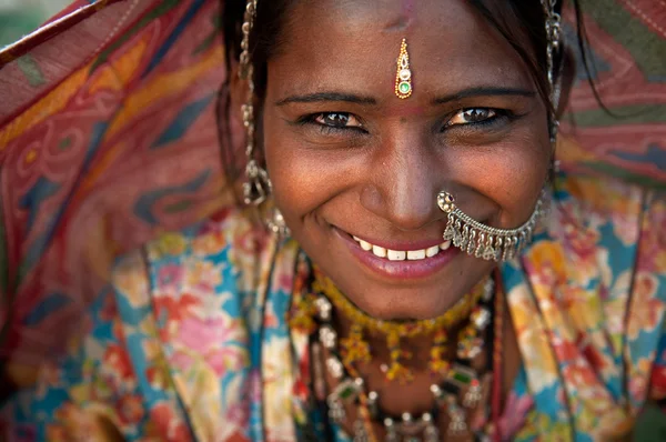 Porträtt av en Indien rajasthani kvinna — Stockfoto