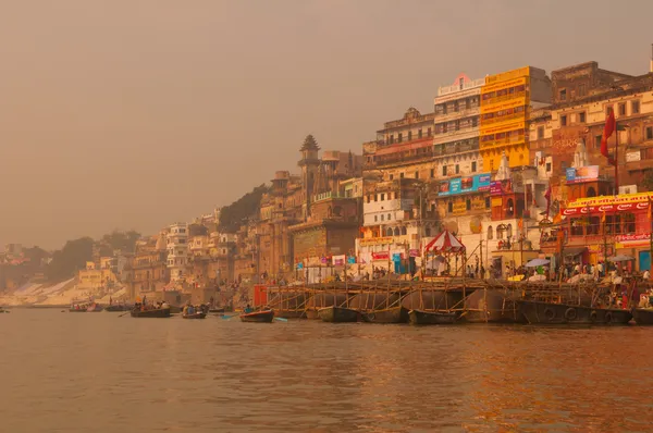 Ghats en la antigua ciudad de Varanasi, India — Foto de Stock