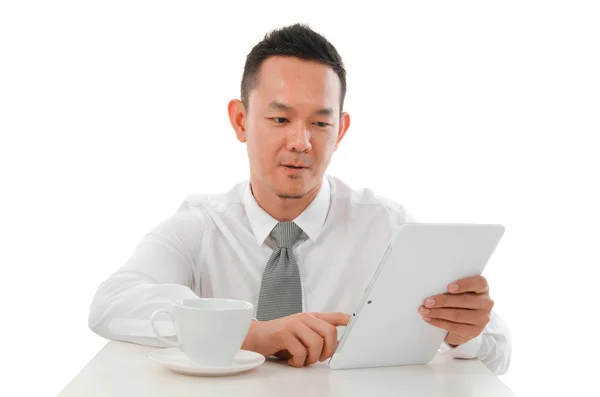 Hombre asiático con una tableta genérica — Foto de Stock