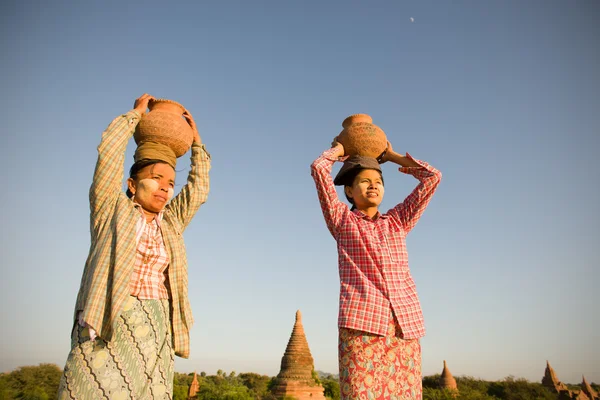 Традиционные фермеры Мьянмы, Баган — стоковое фото