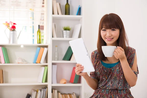 Casual asiático mulher usando tablet computador — Fotografia de Stock