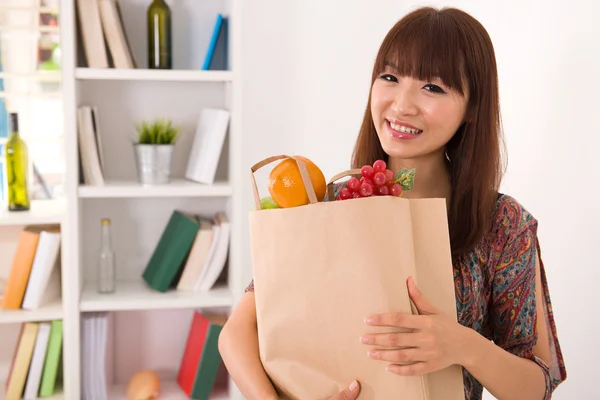 Asiatisk pige kommer tilbage fra en shopping - Stock-foto