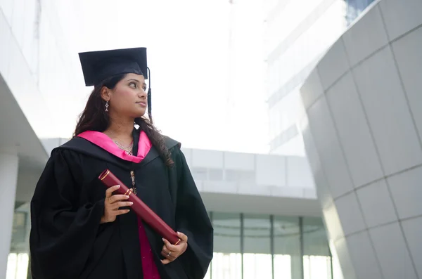 Indiase vrouwelijke afgestudeerde — Stockfoto