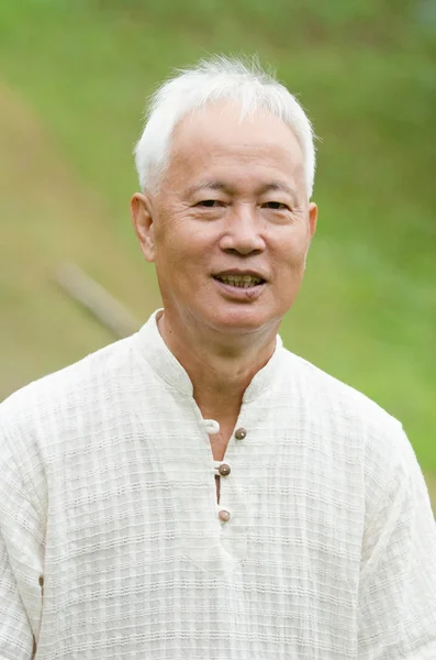 Senior asiatisch mann outdoor porträt — Stockfoto
