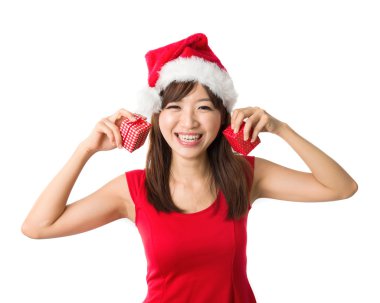 Asyalı kız Noel sırasında hediye kutusu