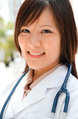 Asyalı kadın tıp öğrencisi