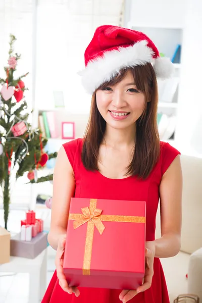 Menina asiática durante o Natal com seus presentes — Fotografia de Stock