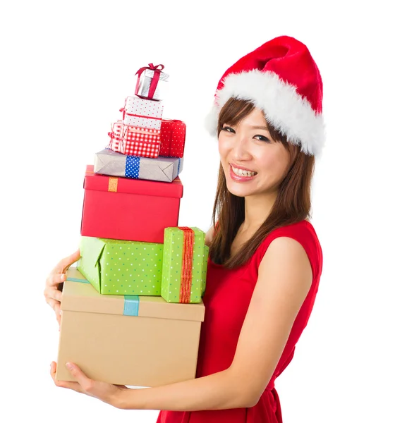 Menina asiática bonita com abundância de presentes durante o Natal — Fotografia de Stock