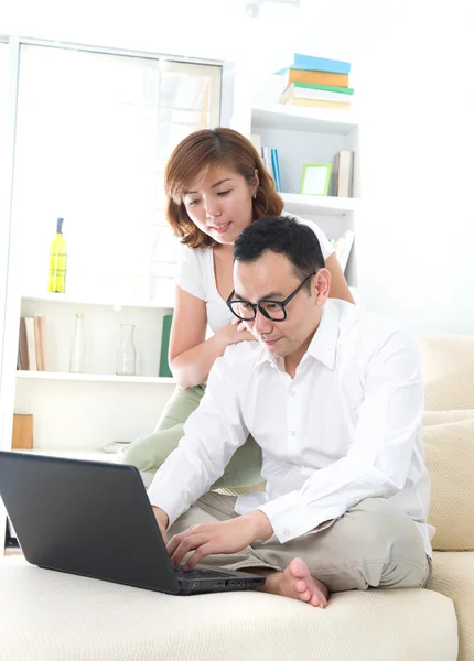 Asiático casal fazendo compras online — Fotografia de Stock