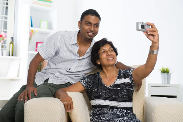 Indiase familie levensstijl foto, zoon en moeder — Stockfoto