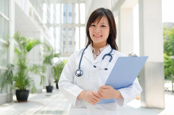 Asiatique femme étudiant en médecine — Photo