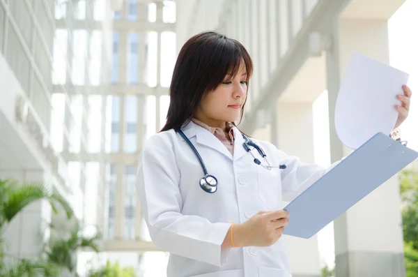 Asian female medical student — Stock Photo, Image