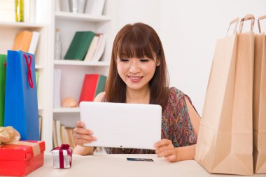 Çinli kadın online alışveriş