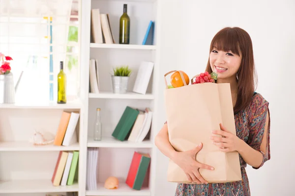 Chinese vrouw winkelen — Stockfoto