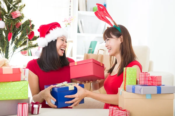 Asiático amigos Natal celebração, chinês sudeste asiático e — Fotografia de Stock