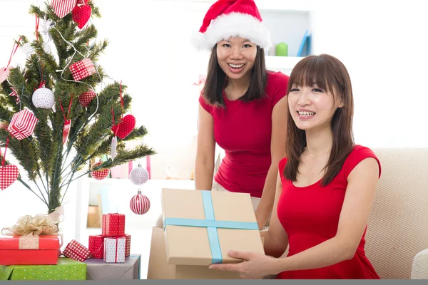 Asiático amigos Natal celebração, chinês sudeste asiático e — Fotografia de Stock