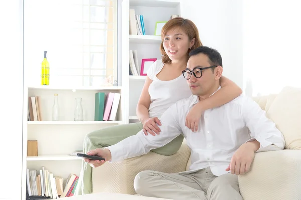 Asiática pareja viendo tv — Foto de Stock