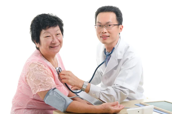 Asiatiska senior kvinnliga medicinsk hälsokontroll — Stockfoto