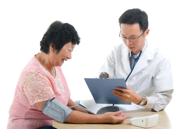 Aziatische senior vrouwelijke medische checkup — Stockfoto
